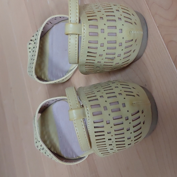 Yellow Open Toe Flats Sandals - Picture 5 of 16